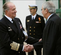 Don Juan Carlos recibe el saludo del pesidente de la Xunta de Galicia, Emilio Pérez Touriño