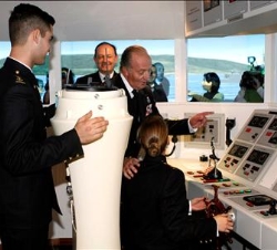 Don Juan Carlos conversa con una alumna en el simulador de navegación
