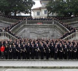 Fotografía de grupo con los alumnos y profesores de la Escuela Naval Militar de Marín