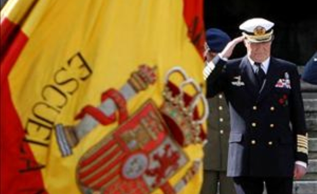Saludo de Su Majestad el Rey ante la Bandera de la Escuela Naval Militar