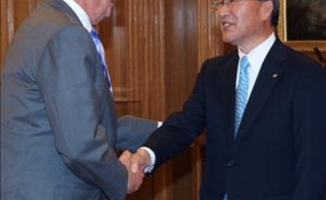 Don Juan Carlos recibe el saludo del presidente ejecutivo de Toshiba, Atsutoshi Nishida