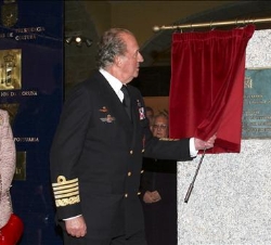 Don Juan Carlos descubre una placa conmemorativa, en presencia de Doña Sofía