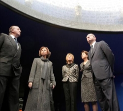 Sus Majestades, con la presidenta de la Comunidad de Madrid, la ministra de Fomento en funciones y el alcalde de Madrid, en la sala bajo el monumento 