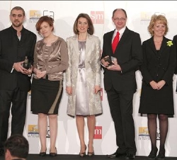 La Princesa de Asturias, acompañada por la presidenta de la Comunidad de Madrid, Esperanza Aguirre, con los galardonados