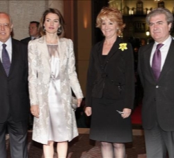 Su Alteza Real, con la presidenta de la Comunidad de Madrid, Esperanza Aguirre, el ministro de Cultura en funciones, César Antonio Molina, y el presid