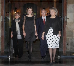 Su Alteza Real, a su llegada, acompañada por la consejera de Trabajo de la Generalitat de Cataluña, la presidenta de FIDEM y el presidente de la Cámar