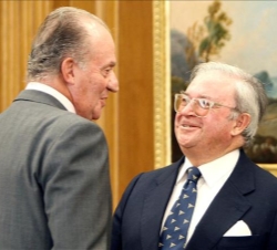 Don Juan Carlos recibe el saludo del presidente del Real Club Jolaseta de Getxo, Federico Solana de Vega