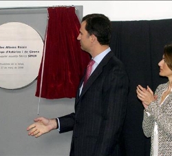 Don Felipe y Doña Letizia descubren una placa conmemorativa