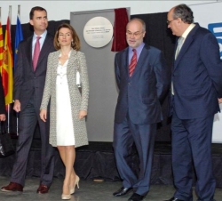 Sus Altezas Reales, con el secretario de Estado de Turismo y Comercio y el consejero de Economía y Finanzas de la Generalitat de Cataluña