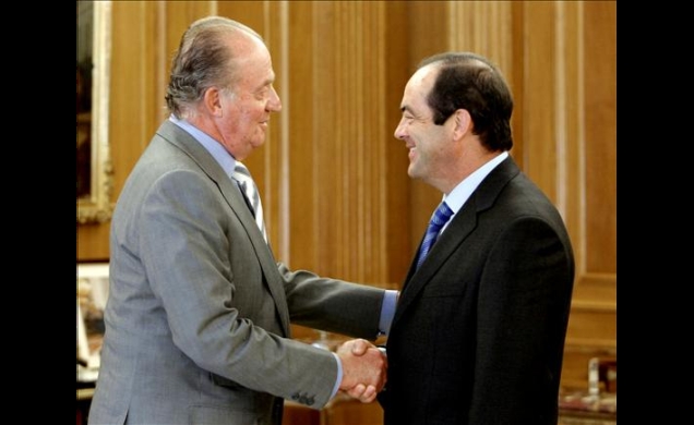 Don Juan Carlos recibe el saludo del presidente del Congreso de los Diputados, José Bono