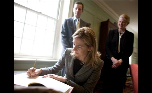 Doña Cristina firma en el Libro de Honor de la Universidad de Harvard, en presencia de Don Iñaki y de la decana de la Universidad, Margot Hill