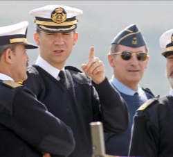 El Príncipe de Asturias conversa con los mandos de las unidades participantes