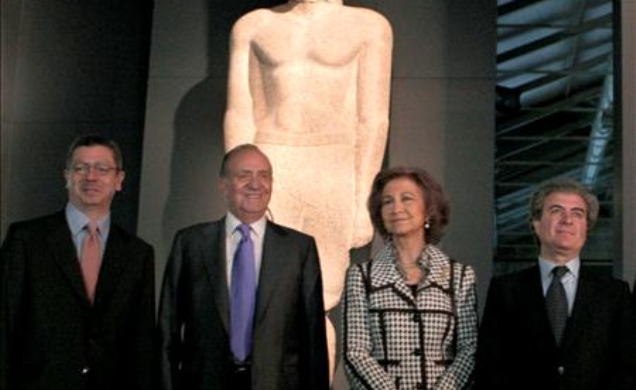 Don Juan Carlos y Doña Sofía,  durante su visita a la exposición, con el ministro de Cultura y el alcalde de Madrid