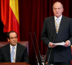 Don Juan Carlos, durante su discurso, junto al presidente del Congreso