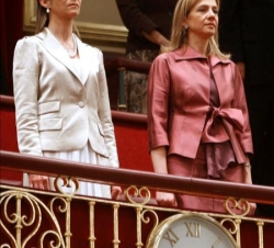 Doña Elena y Doña Cristina, en la Tribuna Real