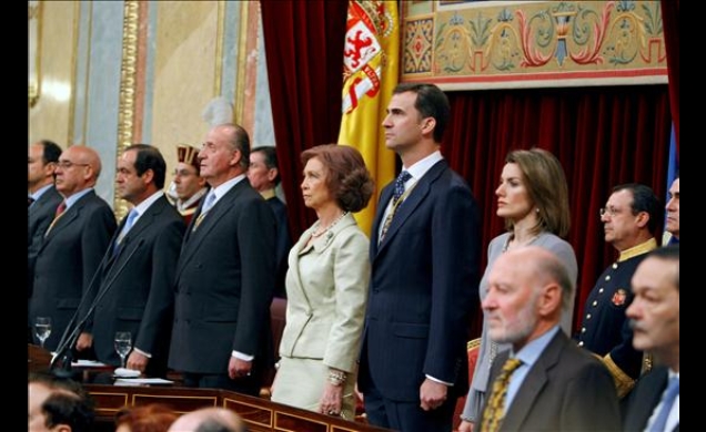 Los Reyes y los Príncipes, junto a los presidentes del Congreso y del Senado, durante la interpretación del Himno Nacional