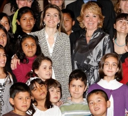 Su Alteza Real, con los niños premiados, junto con la presidenta de la Comunidad de Madrid