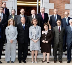 Su Majestad la Reina con los asistentes al acto de la firma de convenios de la Fundación Reina Sofía