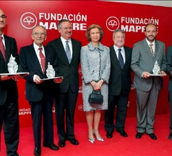 Doña Sofía con el ministro de Sanidad, Bernat Soria, el presidente de MAPFRE, José Manuel Martínez, y los galardonados, en la sede de la Fundación en 
