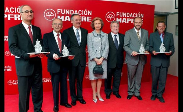 Doña Sofía con el ministro de Sanidad, Bernat Soria, el presidente de MAPFRE, José Manuel Martínez, y los galardonados, en la sede de la Fundación en 