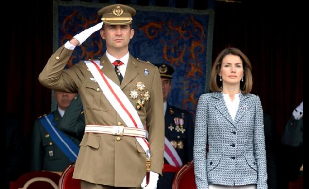 Los Principes de Asturias durante el desfile de la 113b promoción de Guardias de la Guardia Civil