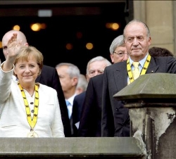 Don Juan Carlos, junto a la galadonada, Ángela Merkel, tras la ceremonia de entrega del Premio Carlomagno