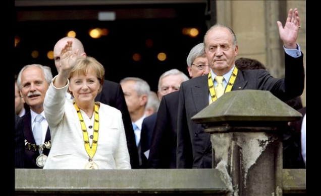 Don Juan Carlos, junto a la galadonada, Ángela Merkel, tras la ceremonia de entrega del Premio Carlomagno