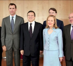 Don Felipe, con el Presidente Durão Barroso y los comisarios Benita Ferrero-Waldner, Joaquín Almunia, Louis Michel, y Peter Mandelson, momentos antes 