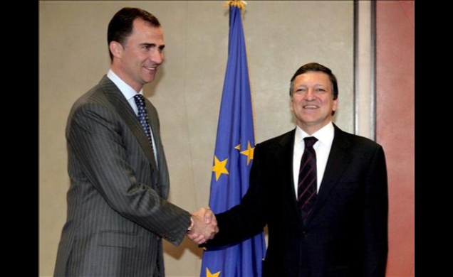 Saludo entre el Príncipe de Asturias y el Presidente de la Comisión Europea