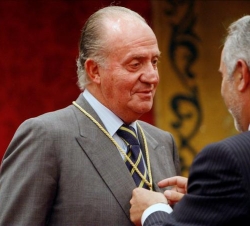 El alcalde de Móstoles impone a Don Juan Carlos la Medalla de Honor