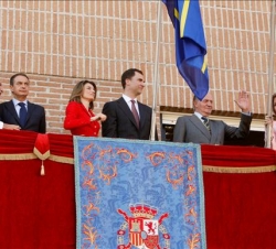 Los Reyes y los Príncipes, junto al presidente del Gobierno y el alcalde de Móstoles, en el balcón del Ayuntamiento