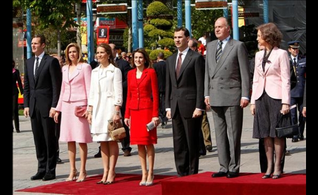 Los Reyes, los Principes, las Infantas Doña Elena y Doña Cristina y Don Iñaki Urdangarin, durante los actos