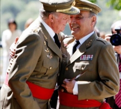 Don Juan Carlos saluda al galardonado con el Premio Daoiz, el teniente general Víctor Rodríguez Cercido