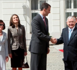 Recibimiento de los Príncipes de Asturias por parte del Presidente Kaczynski y su esposa en el Palacio Presidencial
