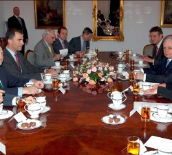 Encuentro de Don Felipe con el Presidente Kaczynski, acompañados de las delegaciones oficiales