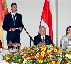 Don Felipe, durante sus palabras, junto la Princesa y el Presidente de Polonia y su esposa, en la cena ofrecida en honor de Sus Altezas Reales