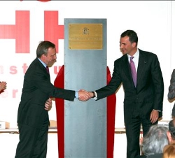 Saludo entre Don Felipe y el ministro de Cultura polaco, tras descubrir una placa conmemorativa