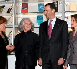 Los Príncipes, con la directora del Instituto Cervantes y la viuda del escritor cubano Guillermo Cabrera Infante, Miriam Gómez
