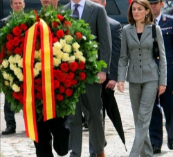 Los Príncipes, durante la ofrenda floral en el Monumento a los Caídos en los astilleros de Gdansk