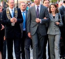 Don Felipe y Doña Letizia, junto al alcalde de Gdansk, durante su visita a la ciudad