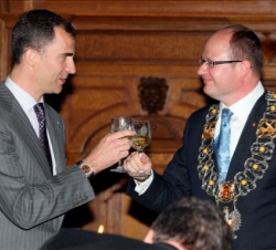 El Príncipe brinda con el alcalde de Gdansk