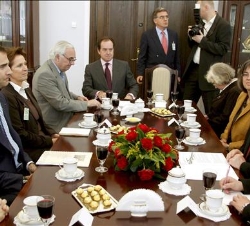 El Príncipe, con el presidente del Senado, Bogdan Borusewicz, y las respectivas delegaciones