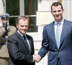 Saludo entre Su Alteza Real y el primer ministro polaco, Donald Tusk