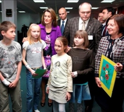 La Princesa y la esposa del Presidente de Polonia, durante su visita al Instituto de la Madre y el Hijo