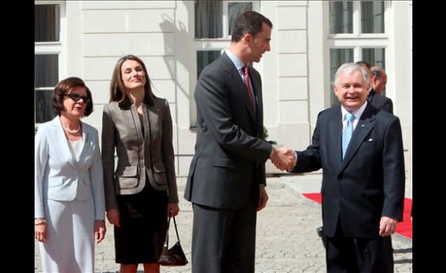Recibimiento de los Príncipes de Asturias por parte del Presidente Kaczynski y su esposa en el Palacio Presidencial