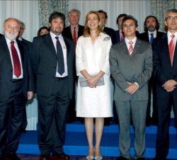Doña Cristina, con los galardonados y el presidente de la Asociación de Periodistas Europeos, Diego Carcedo