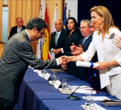 El subdirector de los Servicios Informativos de la Cadena SER, Ernesto Estévez, recibe el galardón de manos de la Infanta Doña Cristina