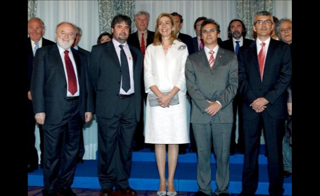 Doña Cristina, con los galardonados y el presidente de la Asociación de Periodistas Europeos, Diego Carcedo