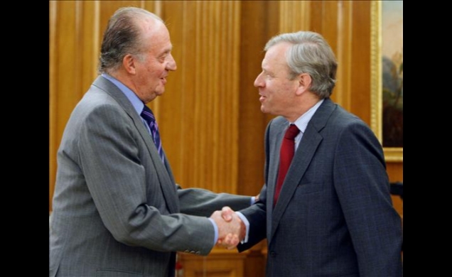 Saludo entre Don Juan Carlos y el el Secretario General de la OTAN, Jaap de Hoop Scheffer