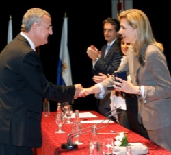 La Infanta Cristina hace entrega de la Placa de Honor al ex ministro de Trabajo y Asuntos Sociales, Jesús Caldera